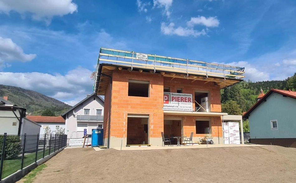 Ziegel-Rohbau mit Flachdach